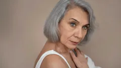 Grijs haar is de nieuwe trend: 5 kapsels die je look verfrissen en je jonger maken zonder te verven