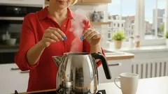 Dit simpele ingrediënt houdt je waterkoker kalkvrij – gebruik het vóór het koken